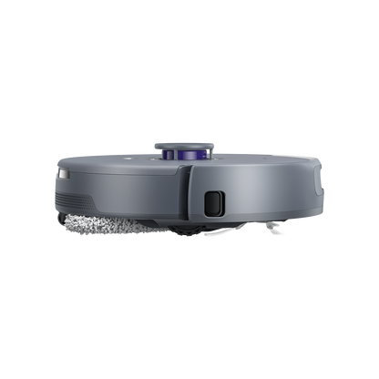 Närbild på Narwal Freo Z Ultra Demo AI robotdammsugare i grått, utrustad med dubbla borstar och sensorer för exakt rengöring och hinderigenkänning.