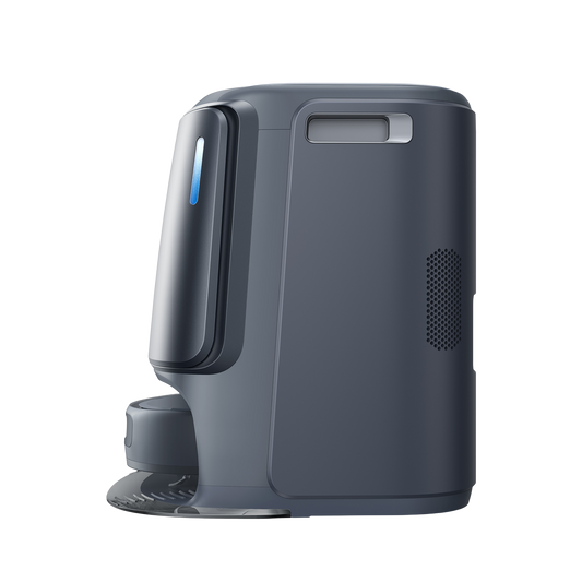 Sidovy av Narwal Freo Z Ultra Demo AI dammsugare med kompakt dockningsstation, idealisk för effektiv dammsugning och moppning i moderna hem.